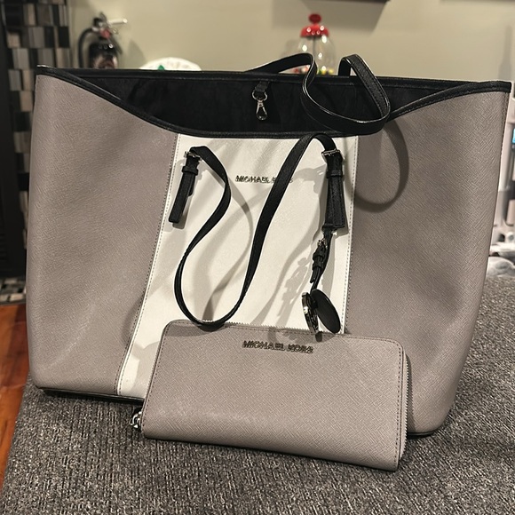 Michael Kors Jet Set Large Shoulder Tote - Picture 7 of 10